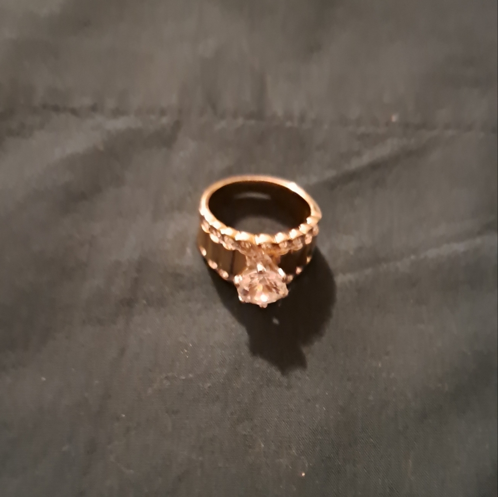 Costume jewellery, gold plate ring.